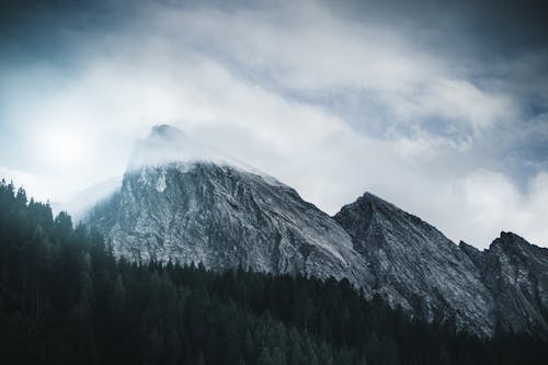 Berggipfel, Der Die Wolken Erreicht