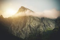 日出时，薄雾笼罩着山顶，山峰景色令人惊叹