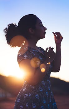 日落时分，一位女性的剪影被戏剧性地捕捉下来，非常适合宁静而富有格调的主题