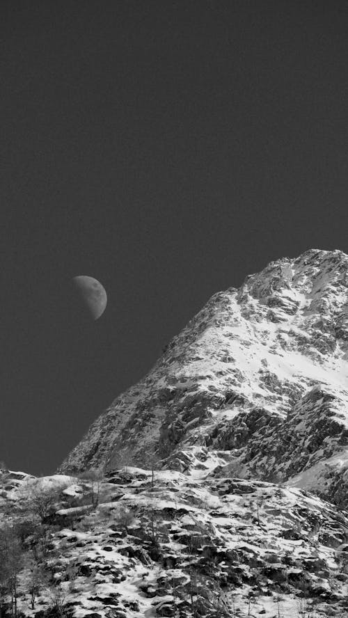 Darmowe zdjęcie z galerii z czarno-biały, góra, księżyc