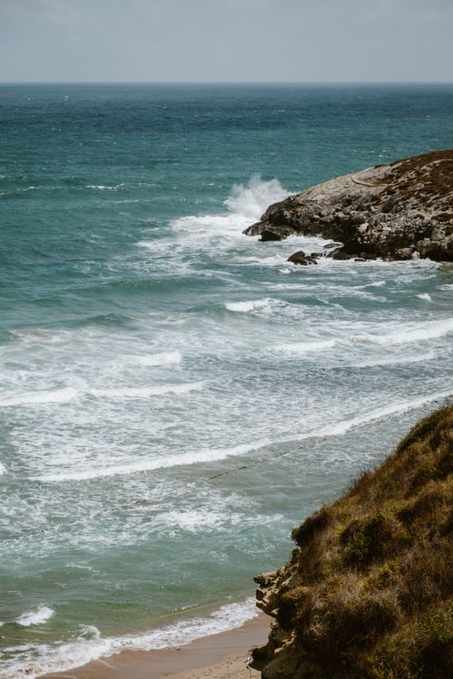 Free Scenic view of waves crashing on a rocky shore in Şile, Türkiye, showcasing vibrant ocean hues. Stock Photo