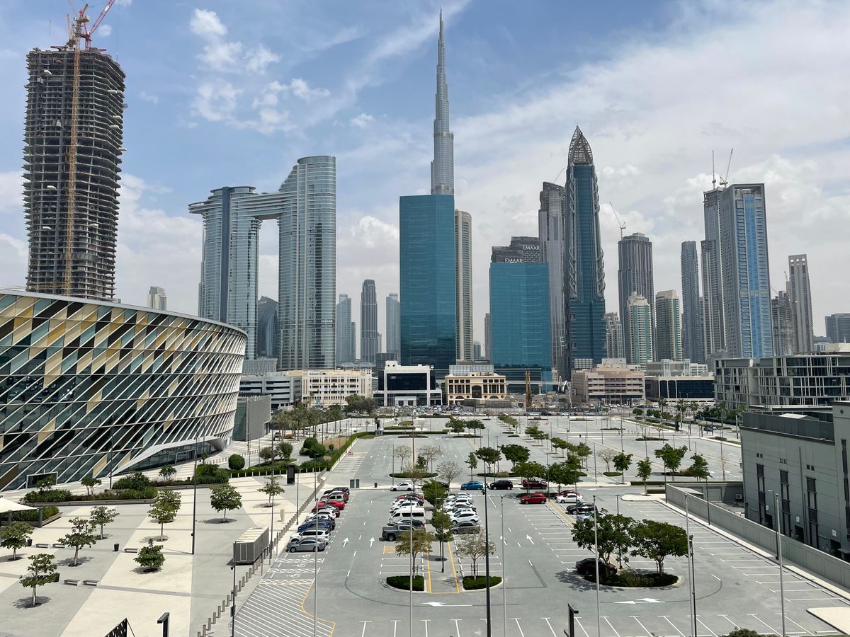 ما الذي يميز السوق الإماراتي في قرار تبني الذكاء الاصطناعي أفق دبي ويظهر فيه برج خليفة وناطحات السحاب