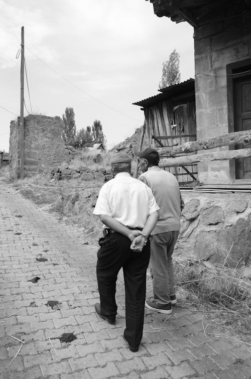 Immagine gratuita di anziano, bianco e nero, camminando