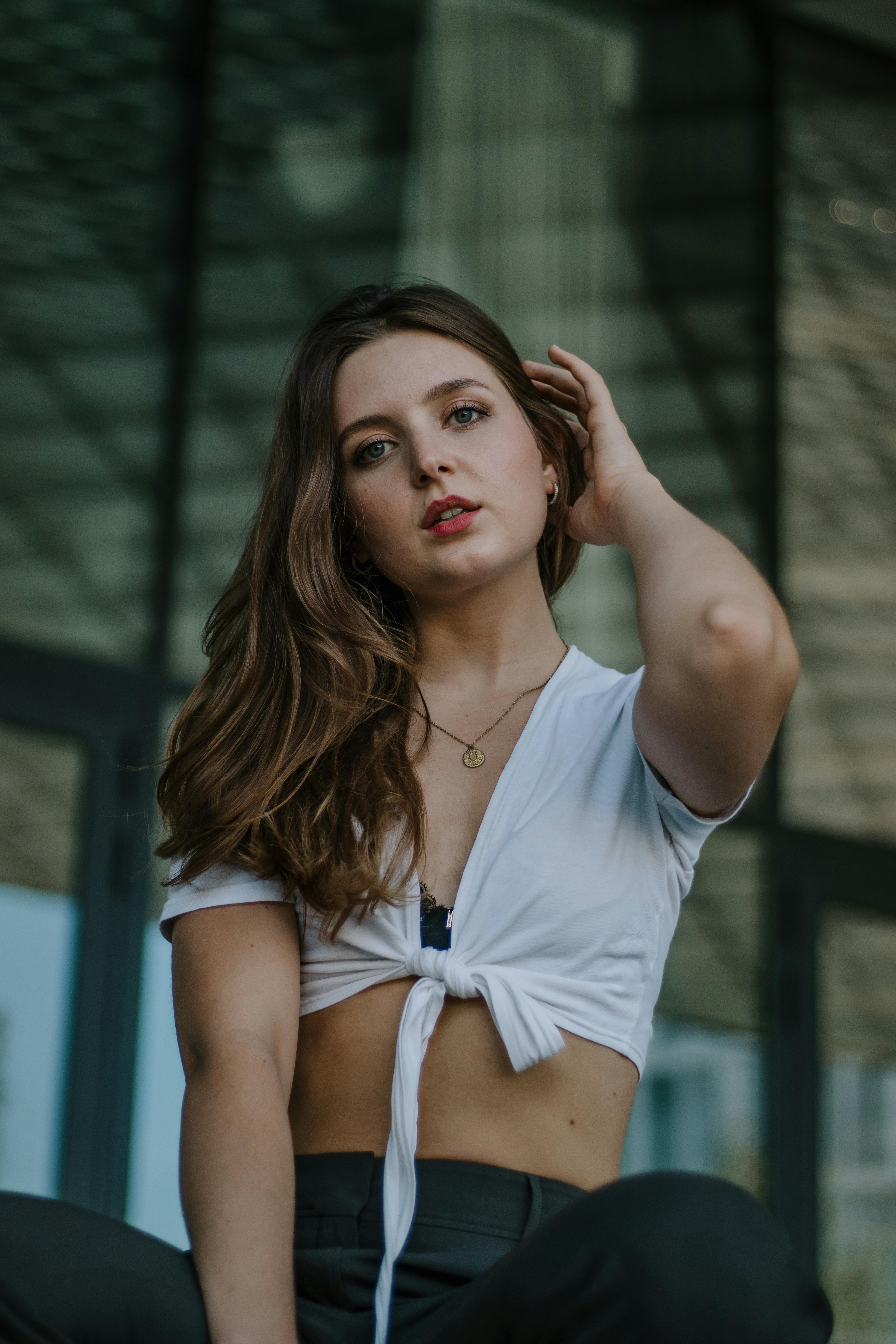 Miễn phí Ảnh lưu trữ miễn phí về ánh sáng ban ngày, áo crop top buộc dây, bắn dọc Ảnh lưu trữ