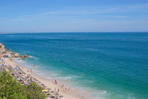 Free Experience the serene beauty of Portinho da Arrábida's beach with its clear waters and vibrant summer atmosphere. Stock Photo