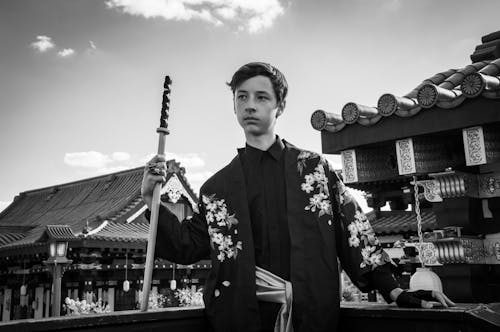 Fotos de stock gratuitas de adolescente, arma, blanco y negro