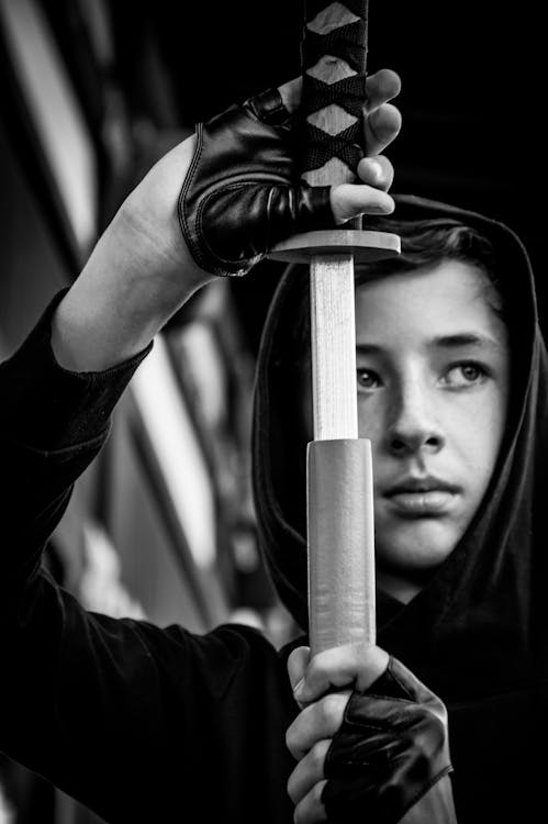 Fotos de stock gratuitas de adolescente, arma, blanco y negro