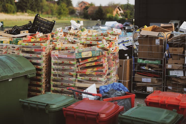 Store Rubbish And Storage Bins