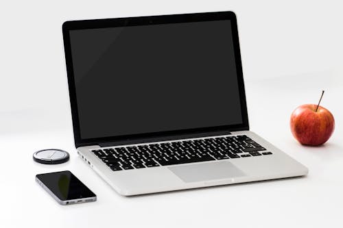 Macbook Pro In Der Nähe Von Iphone Und Apple Fruit