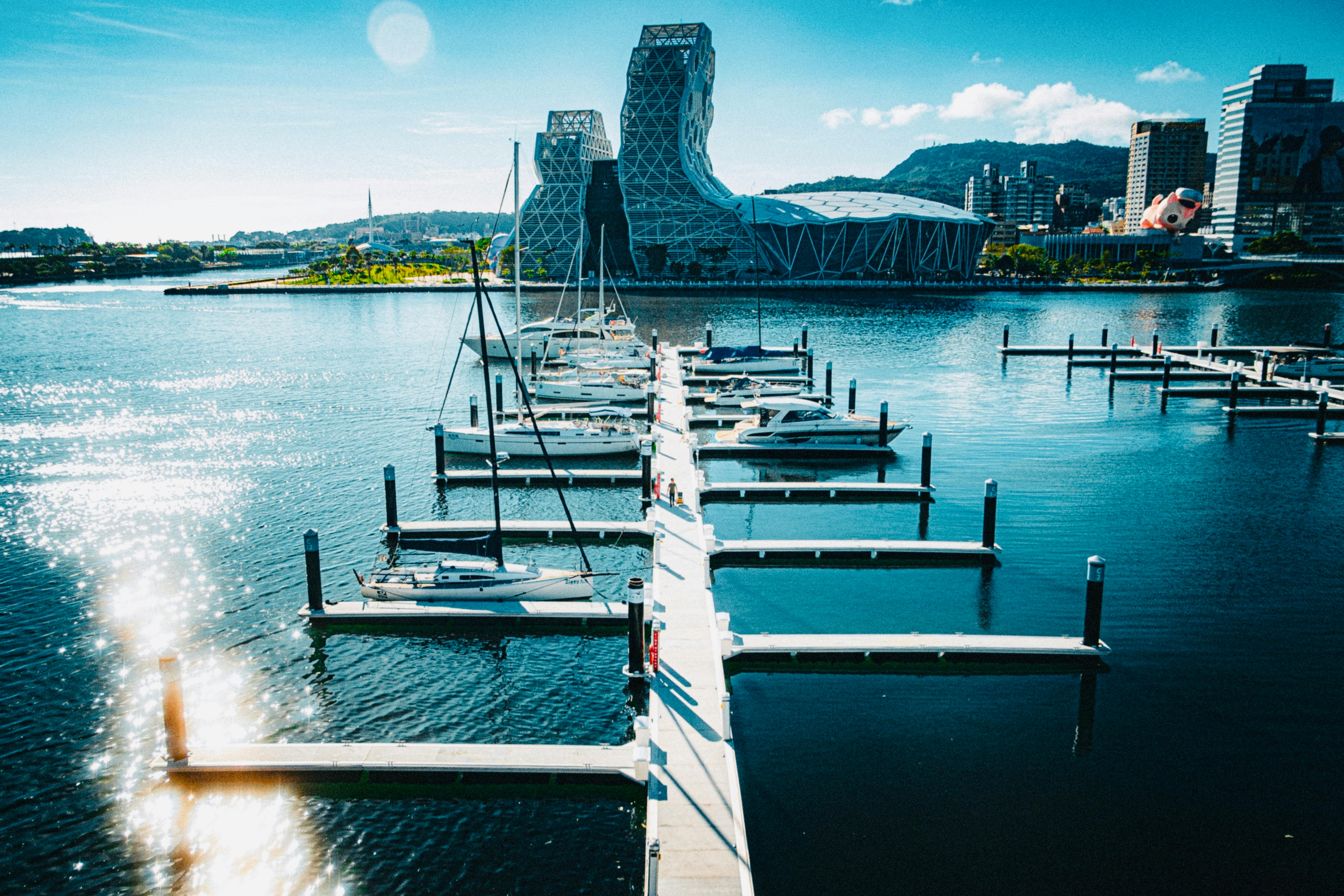 海風拂過港灣與棧貳庫的慢活畫面