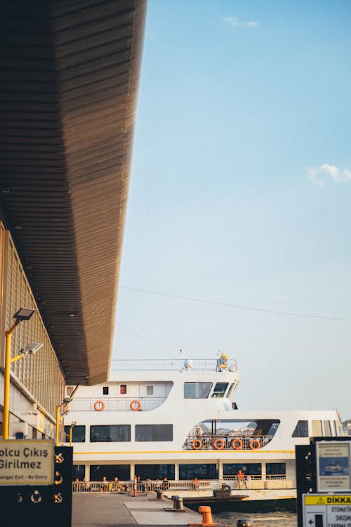 Fotos de stock gratuitas de ferry, terminal, tiro vertical