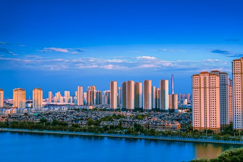 Fotos de stock gratuitas de arquitectura moderna, céntrico, cielo azul