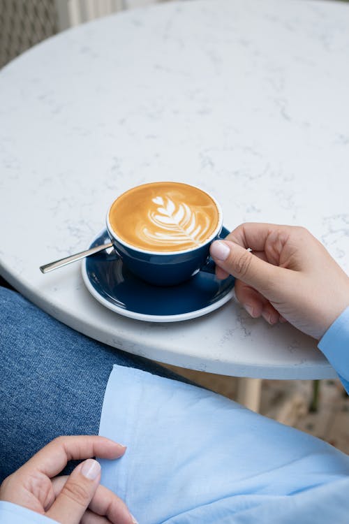Kostnadsfri bild av bord, cappuccino, hand