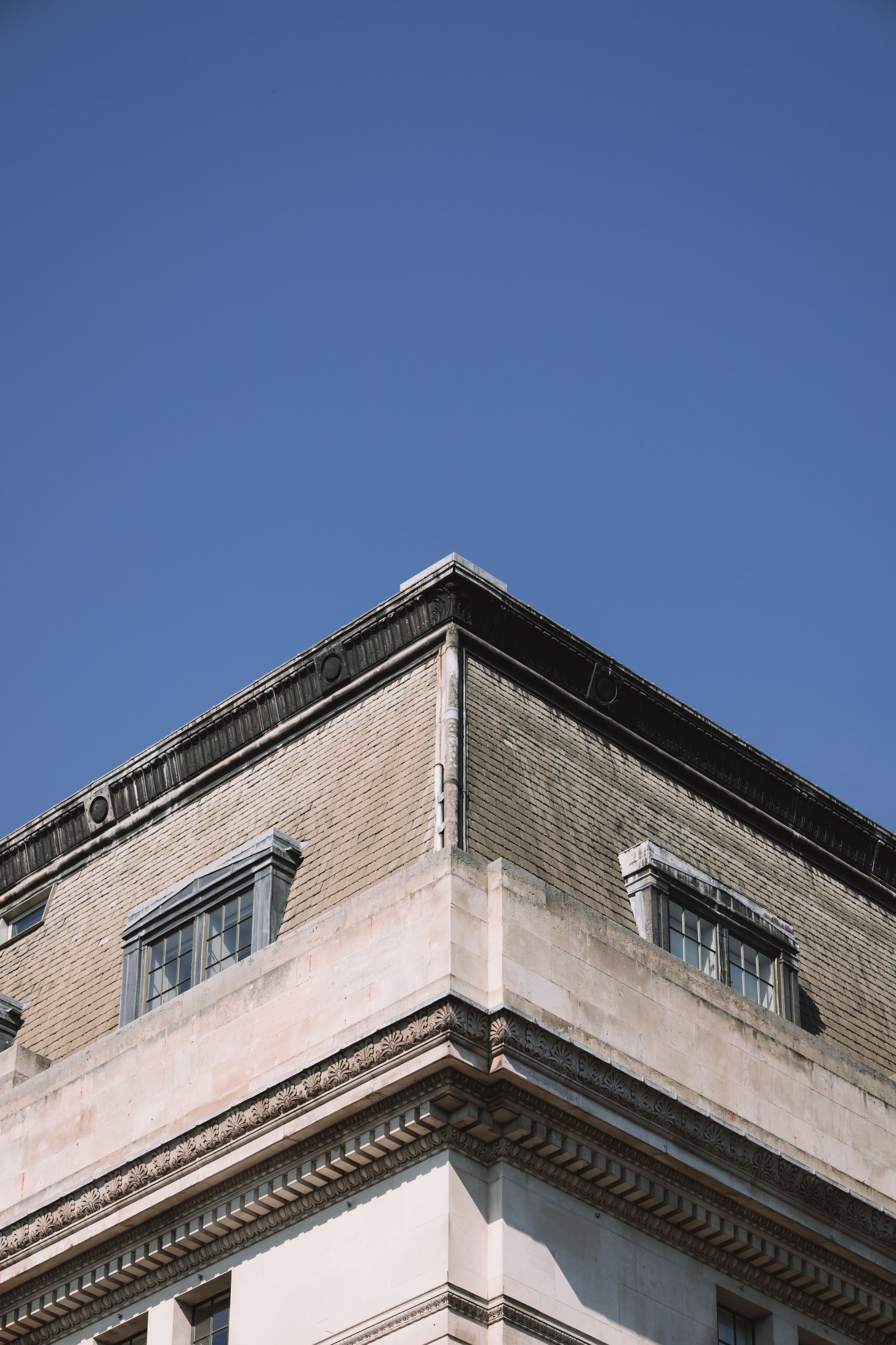 Windows in a House Building · Free Stock Photo