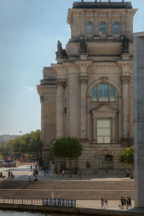 Free Iconic Reichstag building in Berlin, showcasing urban architecture and travel vibes under a clear day. Stock Photo