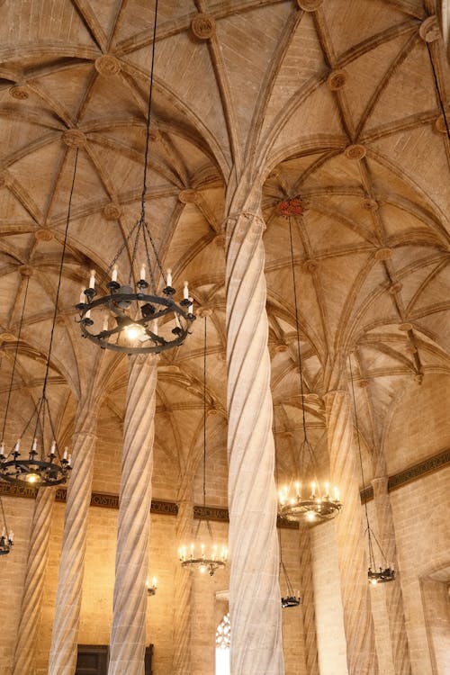 Fotos de stock gratuitas de arcos, arquitectura gótica, candelabros
