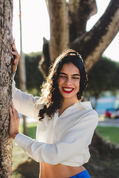 Immagine gratuita di albero, camicia, contento