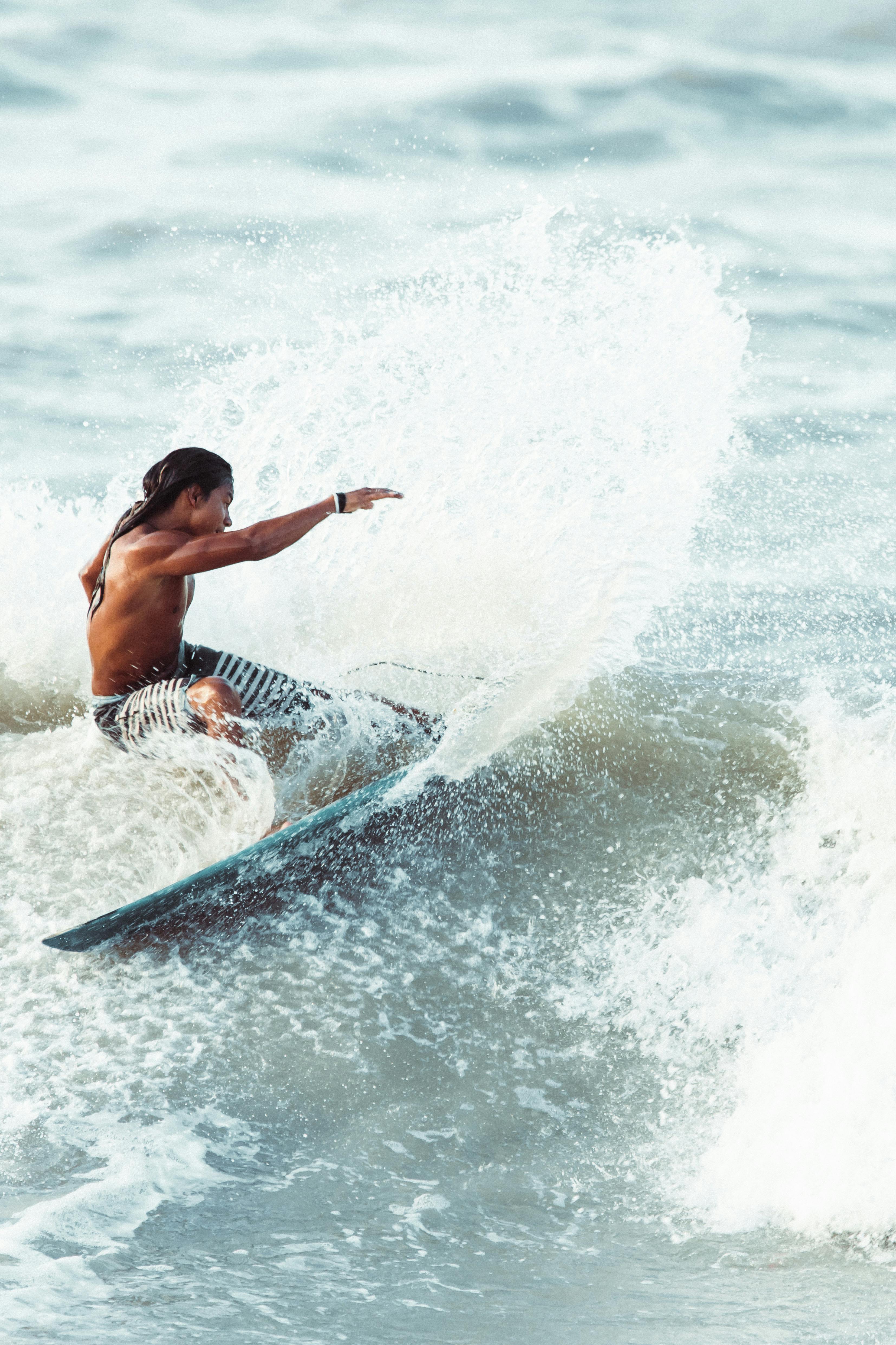在哥伦比亚的帕洛米诺，一名青少年正在熟练地冲浪