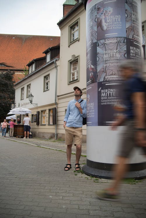 Darmowe zdjęcie z galerii z chodniki dla pieszych, kolumna reklamowa, mężczyzna