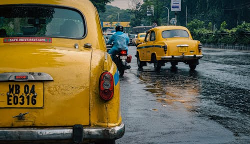 Foto profissional grátis de amarelo, automóveis, chuva