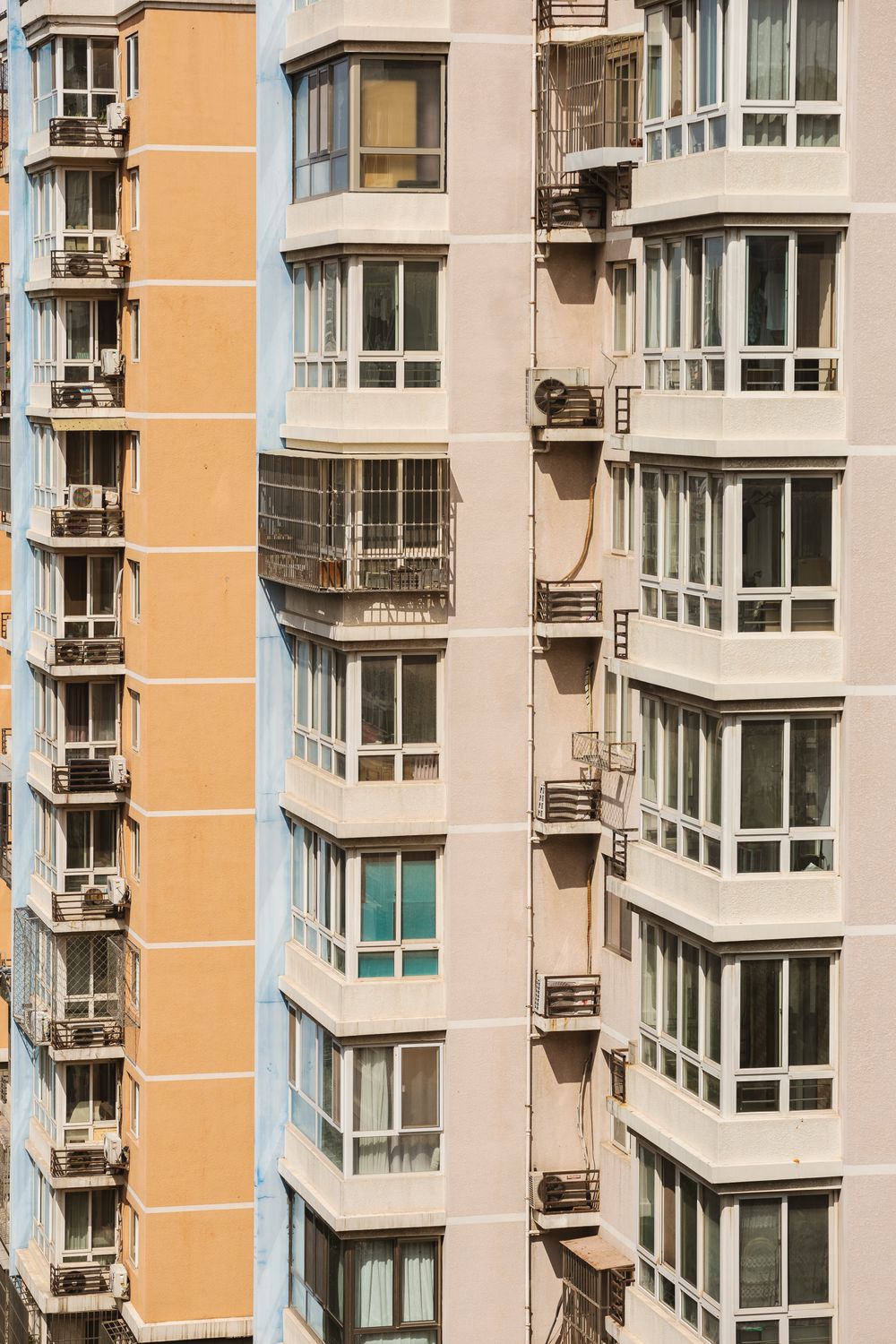 Windows in a House Building · Free Stock Photo