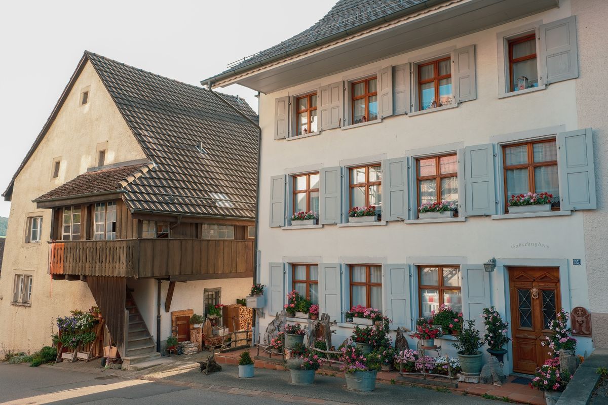Façade d’une maison traditionnelle aux volets de bois