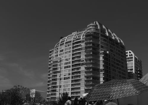 Základová fotografie zdarma na téma apartmány, balkony, černobílý