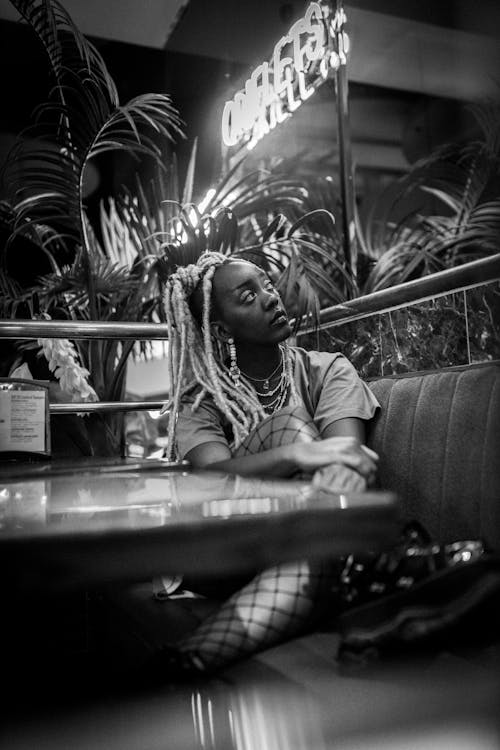 Foto d'estoc gratuïta de assegut, blanc i negre, cabells a l'estil rastafari