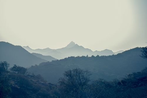 Free Calm mountain landscape with misty hills in the early morning light, perfect for nature lovers. Stock Photo