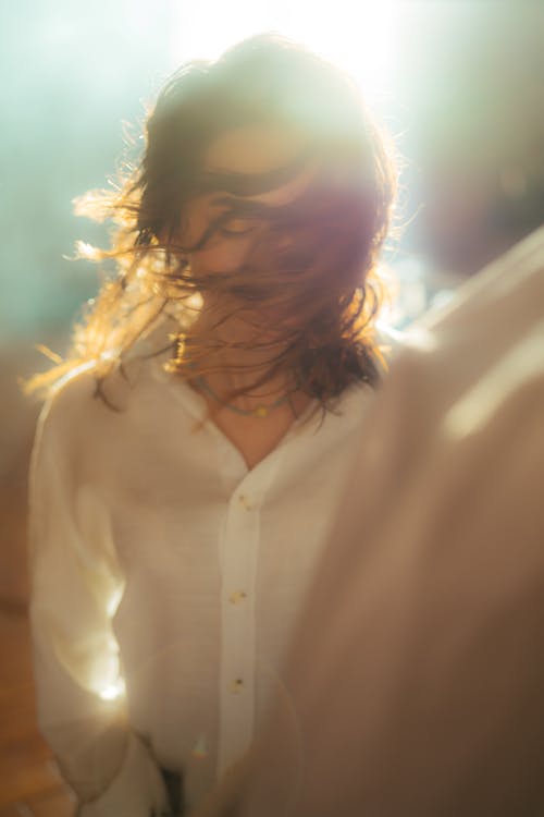 Безкоштовне стокове фото на тему «біла сорочка, вертикальні постріл, довге волосся»