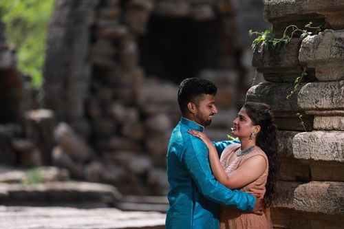 Free A couple shares a tender moment against historical ruins in Nagpur, India. Stock Photo