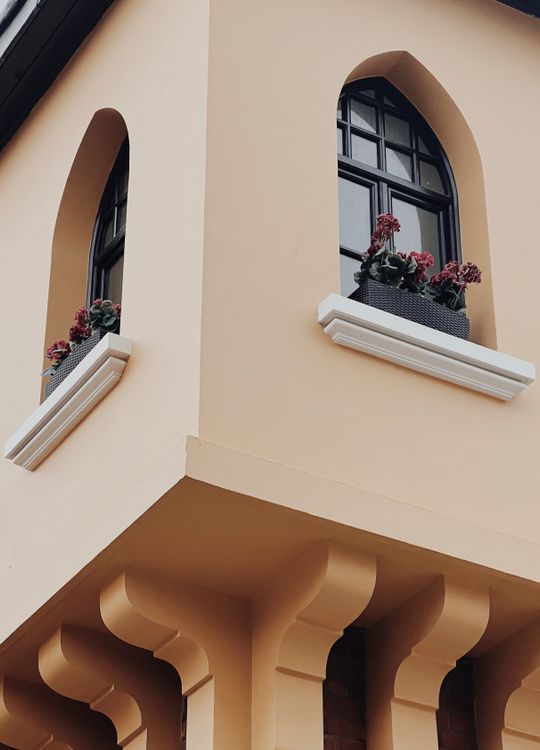 Windows in a House Building · Free Stock Photo