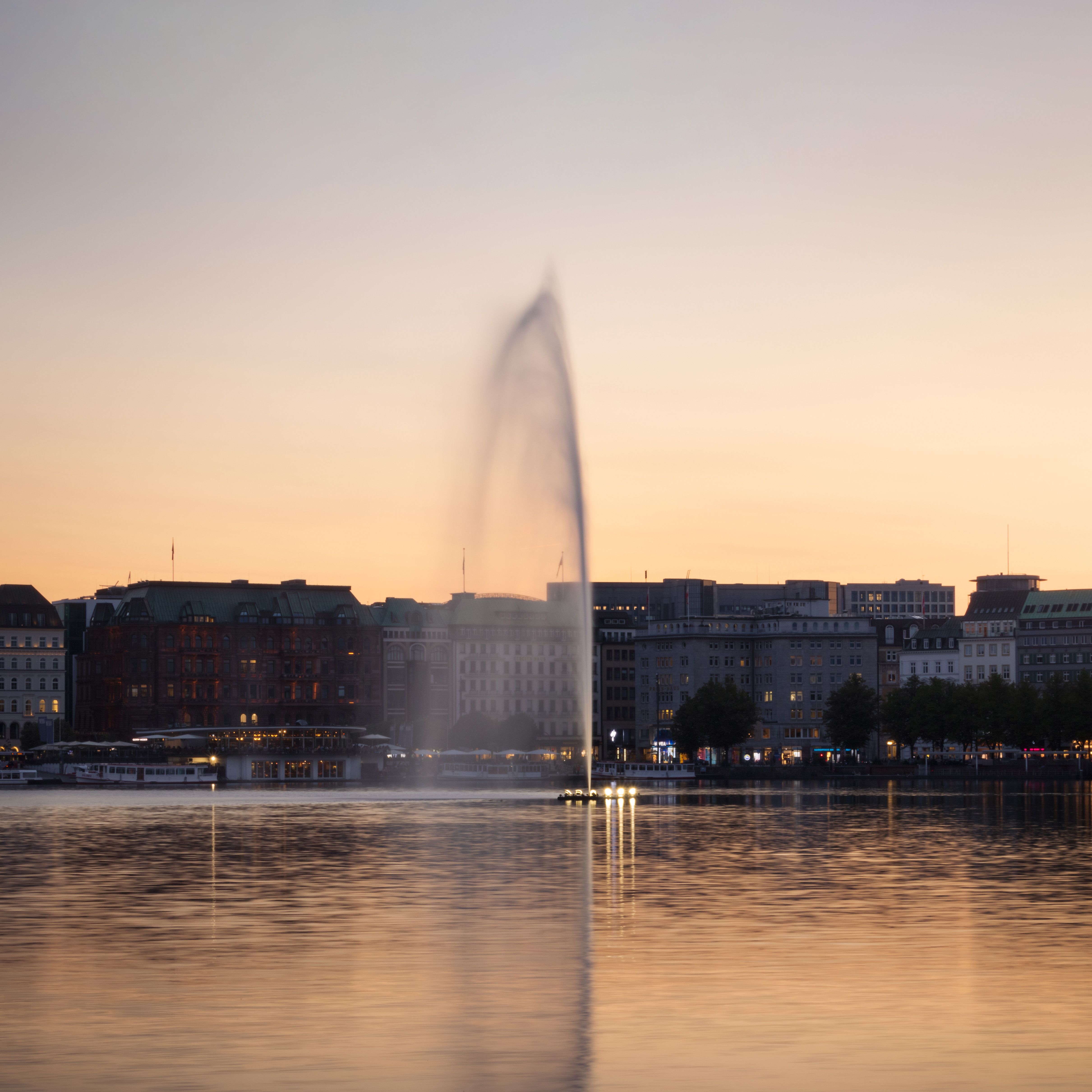 A water fountain is in the middle of a city · Free Stock Photo