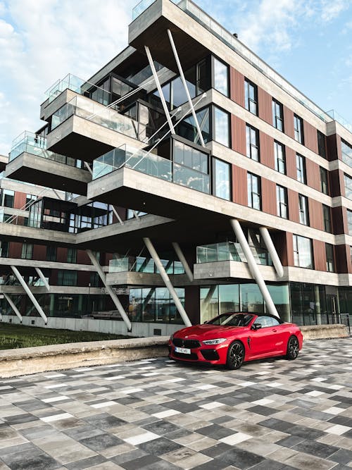 Immagine gratuita di architettura moderna, auto rossa, balconi