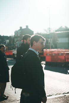 白天，一群人走在城市街道上，展示着城市的生活方式和交通状况