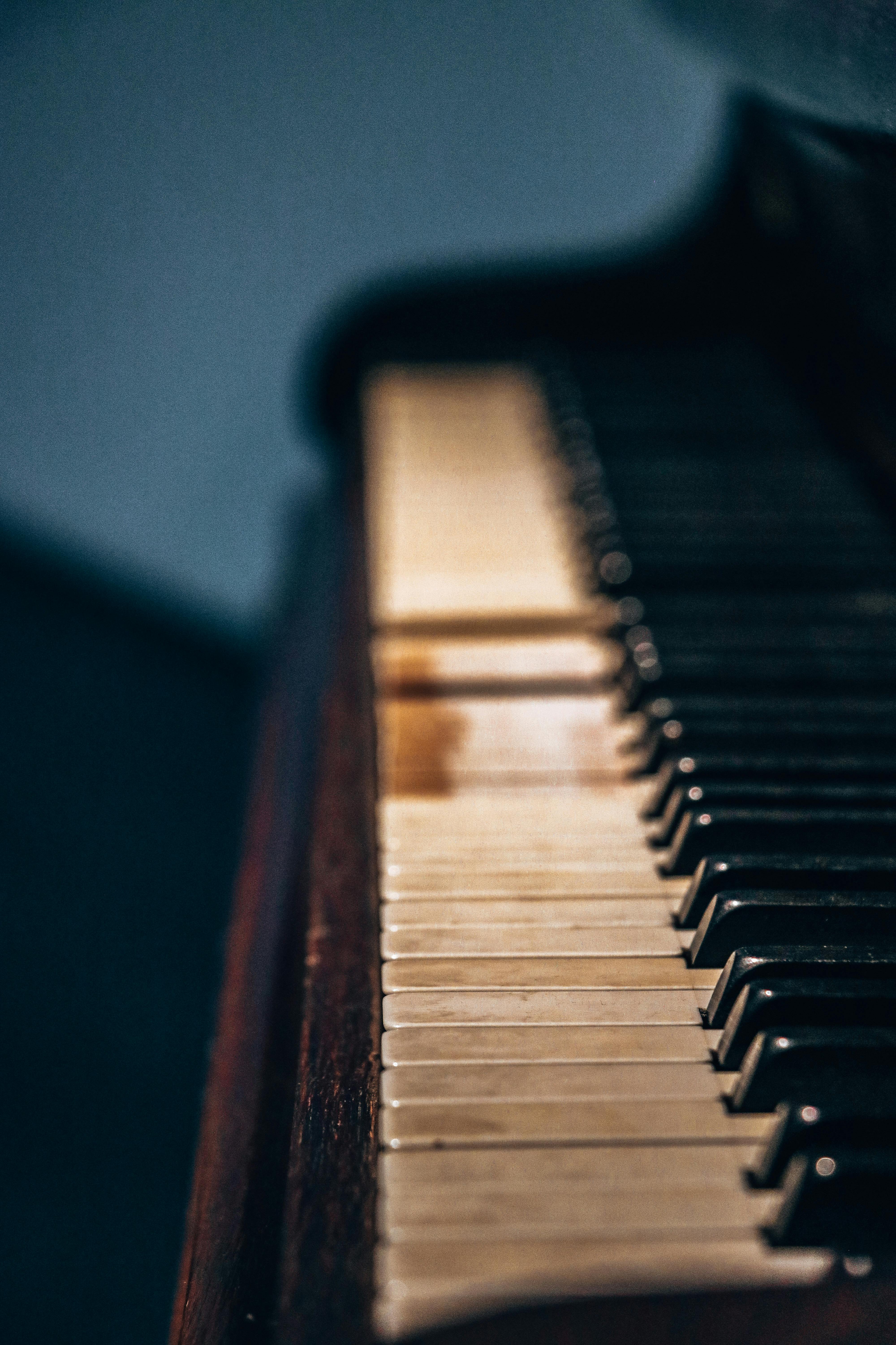 Close up de teclas de piano · Foto gratuitaClose up de teclas de piano · Foto gratuita  