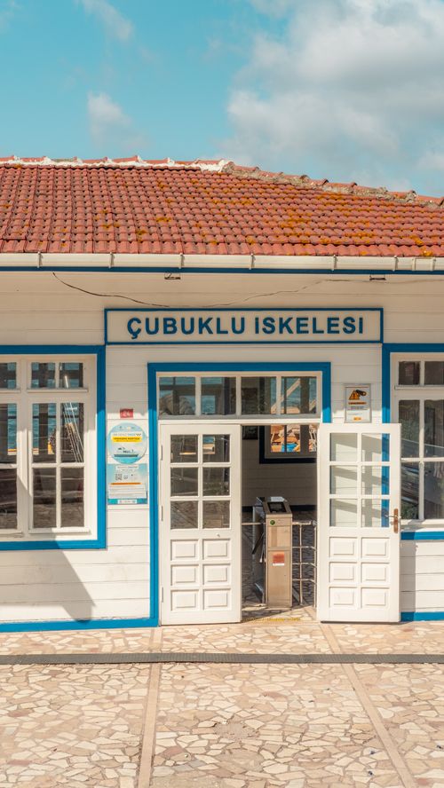 Free Sunny view of Çubuklu Pier building's inviting entrance showcasing architectural charm. Stock Photo