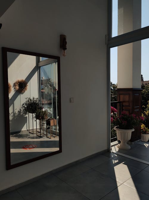 Бесплатное стоковое фото с Балкон, балконы, вертикальный выстрел