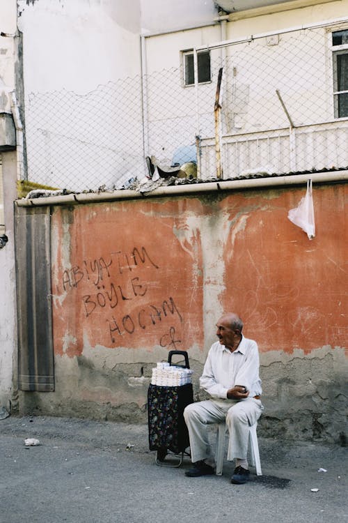 Foto d'estoc gratuïta de ancians, assegut, carrer