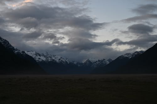 Foto d'estoc gratuïta de camp, ennuvolat, muntanyes