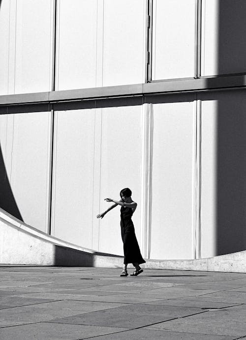 Foto d'estoc gratuïta de arquitectura moderna, blanc i negre, caminant