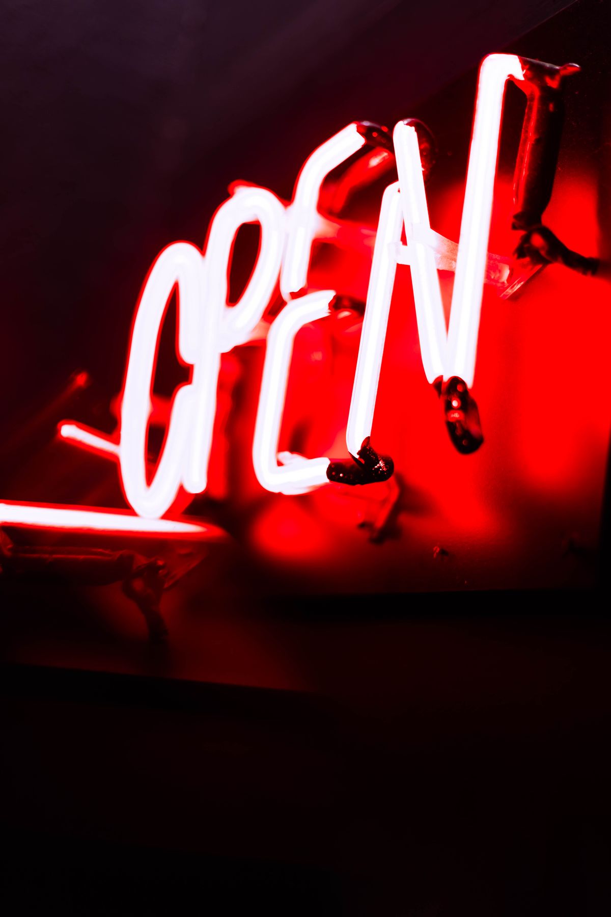 Neon ışıklı tabela yakın çekim uygulaması