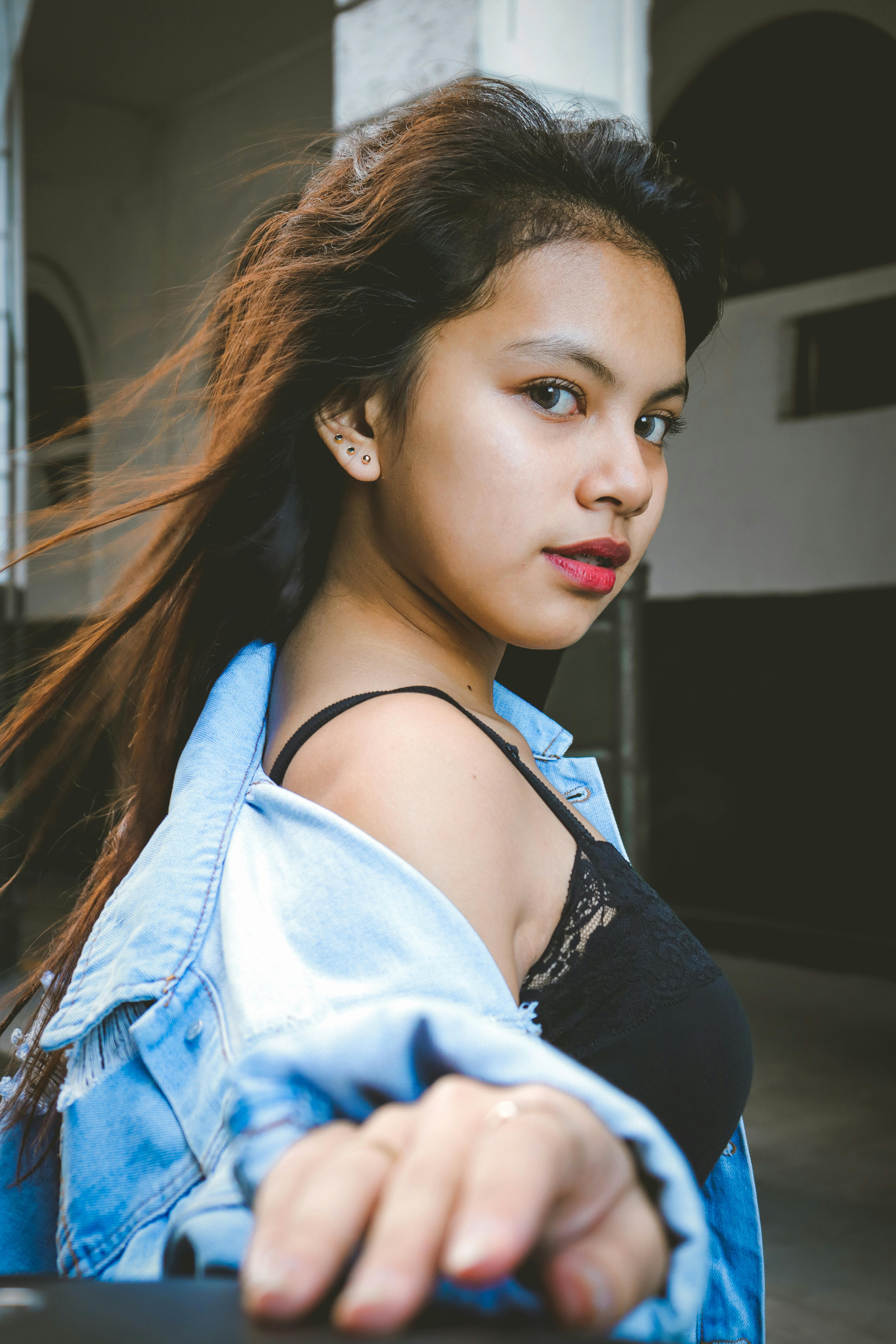 一位时尚年轻女子，穿着牛仔夹克，头发飘逸的肖像