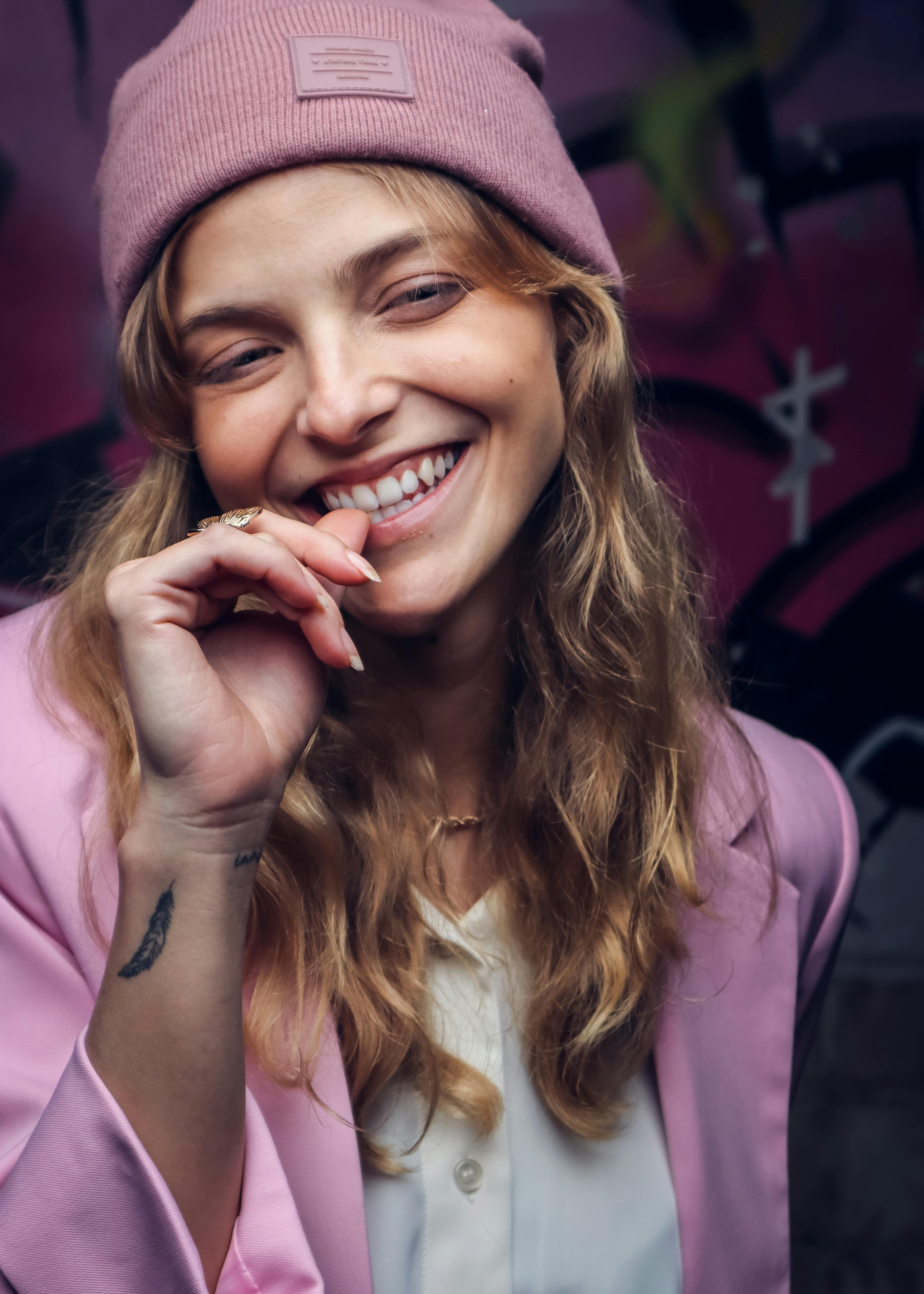 bezplatná Základová fotografie zdarma na téma béžové tričko, blond vlasy, dlouhé vlasy Základová fotografie