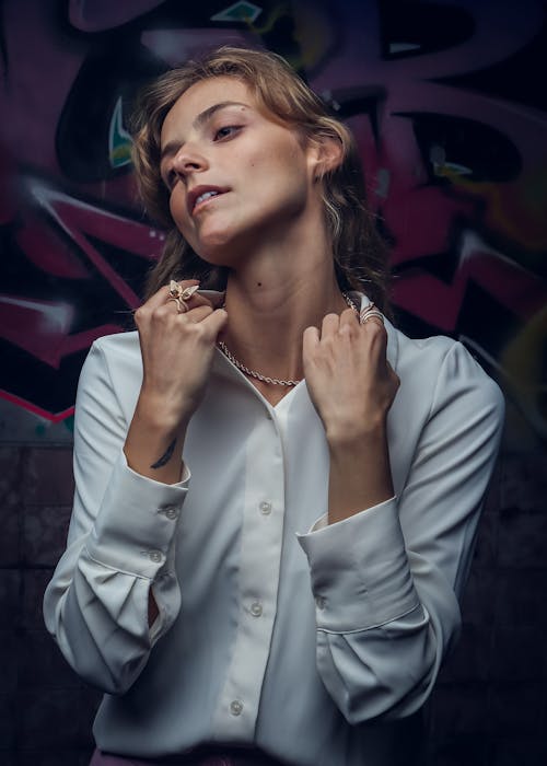 Foto profissional grátis de camisa branca, de pé, fotografia de moda