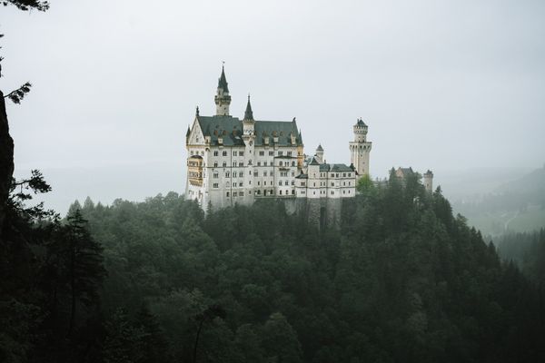 Castelul Neuschwanstein din Germania văzut din apropiere