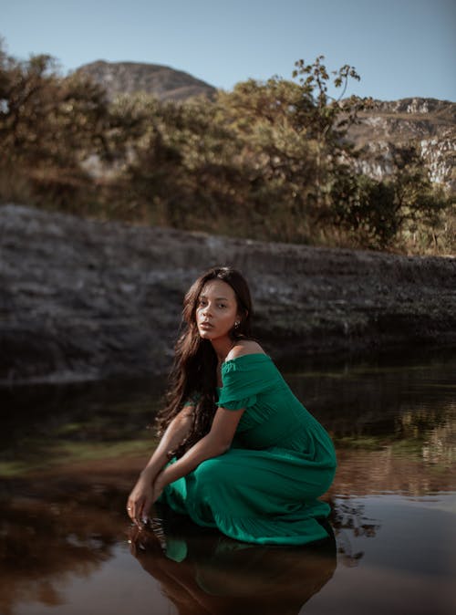 Gratis lagerfoto af brunette, flod, grøn kjole