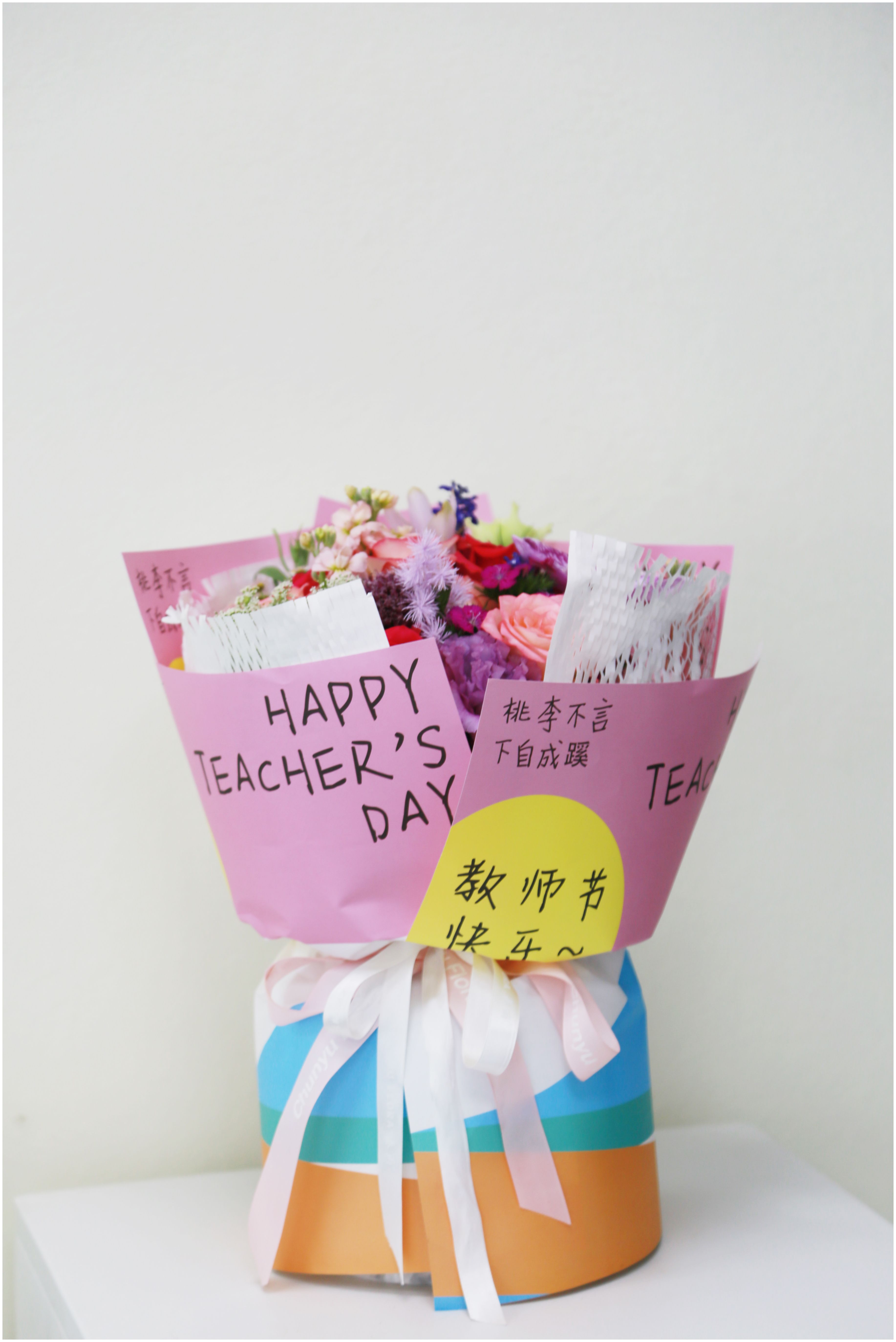 a-bouquet-with-cards-for-the-teachers-day-free-stock-photo