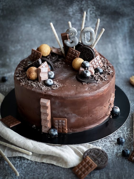 Chocolate Happy Birthday Cake – Utilisez nos images sous licence – 668240 ❘  StockFood