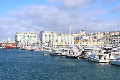 Kostnadsfri bild av båtar, hamn, lägenhetsbyggnader